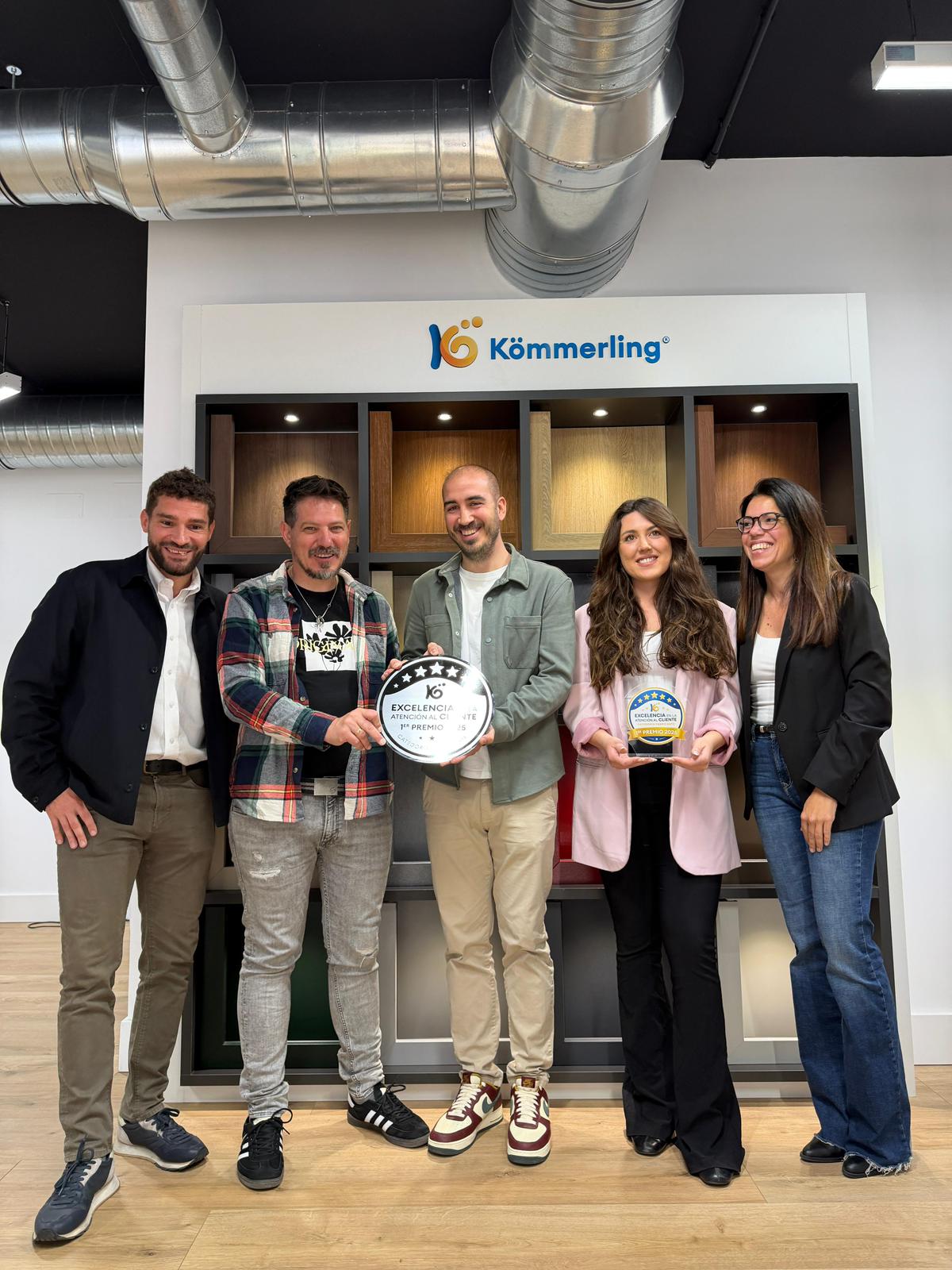 La empresa Afandecor recogiendo su premio a la Excelencia en la Atención al Cliente en Kömmerling