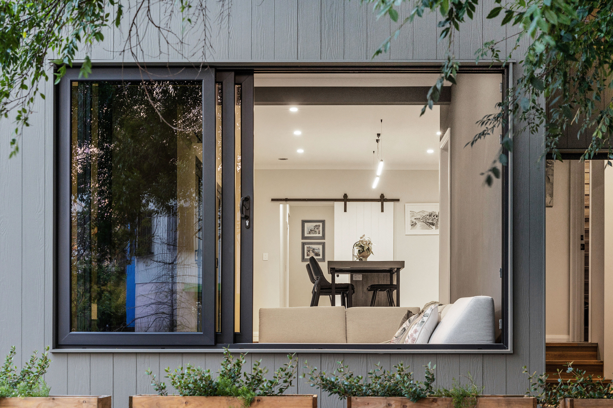 Gran ventanal de PVC en vivienda bioclimática