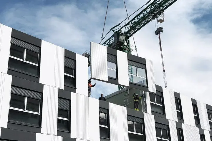 Fachada industrializada con ventanas instaladas