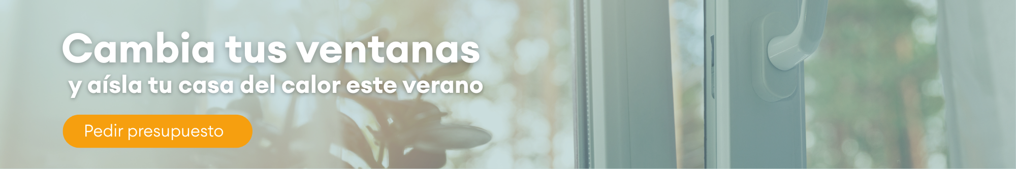 Ventana abierta de color blanco con plantas en el exterior