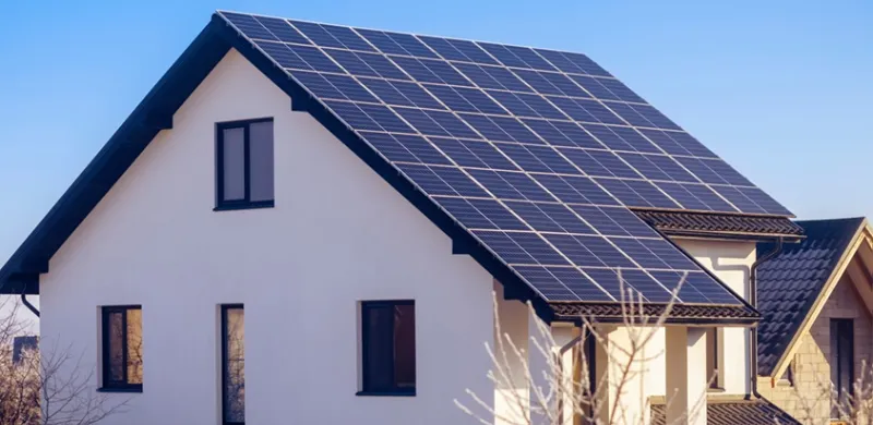 Ventanas y puertas de PVC en casa bioclimática con placas solares y alto aislamiento