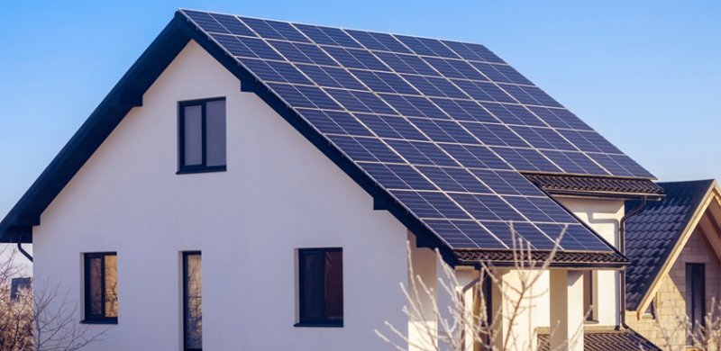 Ventanas y puertas de PVC en casa bioclimática con placas solares y alto aislamiento