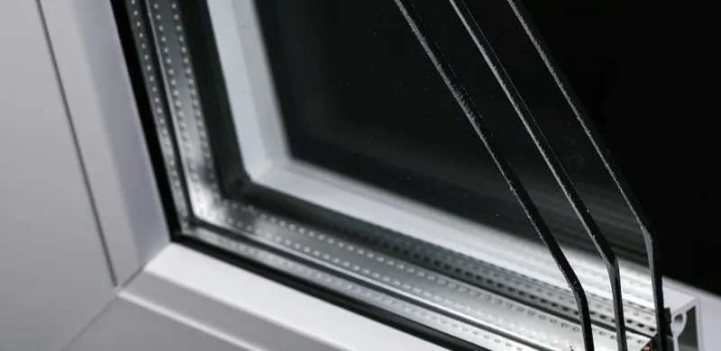 Detalle de una ventana de PVC con triple acristalamiento