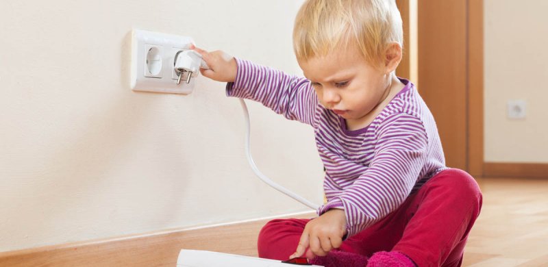 Cómo proteger a los niños de los enchufes