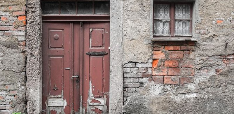 Cómo se arregla una puerta hinchada por la humedad