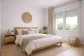 Dormitorio luminoso de estilo nórdico con ventanas de PVC