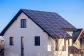 Ventanas y puertas de PVC en casa bioclimática con placas solares y alto aislamiento