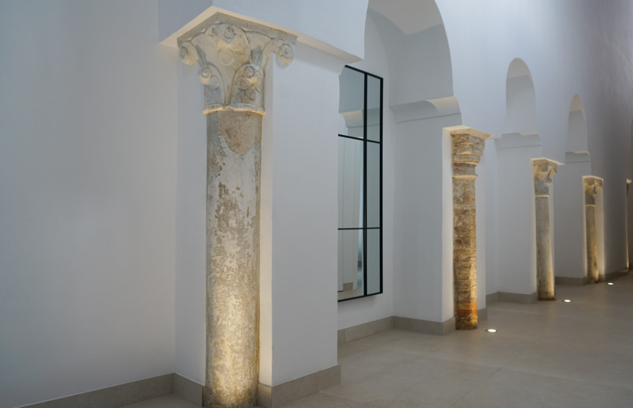 Casa Agape columnas pasillo 